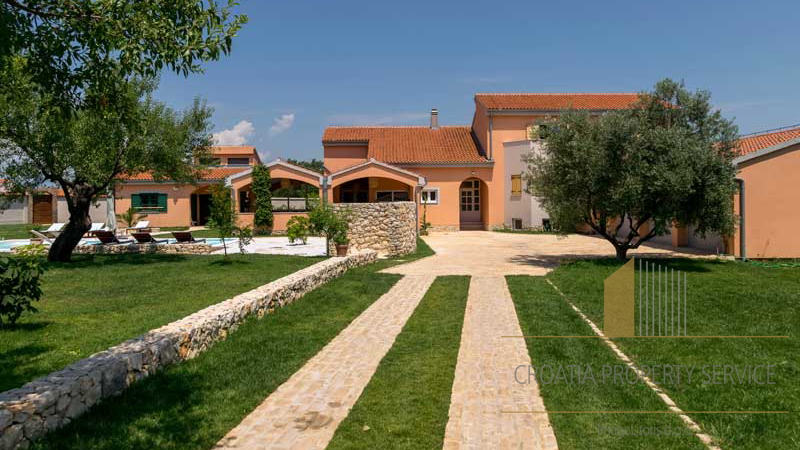 A beautiful villa of 730m2 with a fantastic garden near Zadar!