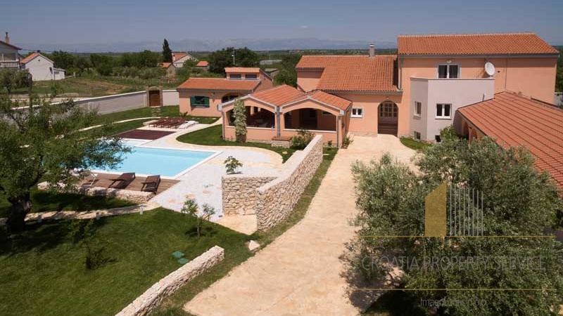 A beautiful villa of 730m2 with a fantastic garden near Zadar!