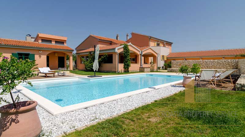 A beautiful villa of 730m2 with a fantastic garden near Zadar!