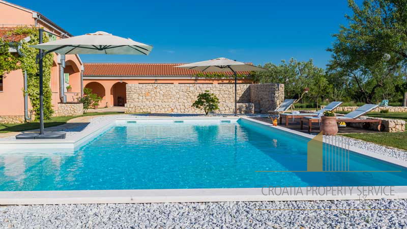 A beautiful villa of 730m2 with a fantastic garden near Zadar!