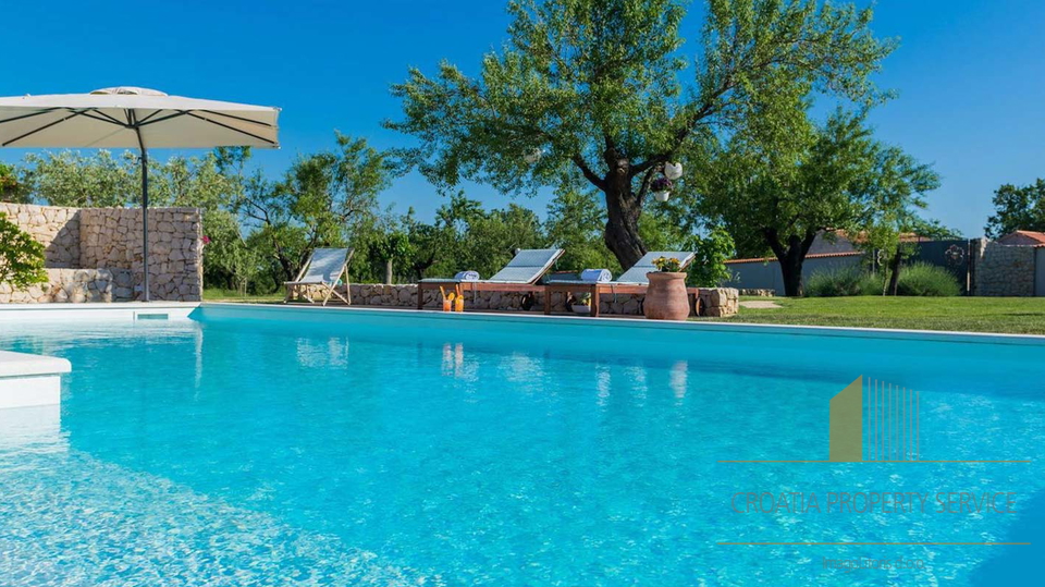 A beautiful villa of 730m2 with a fantastic garden near Zadar!