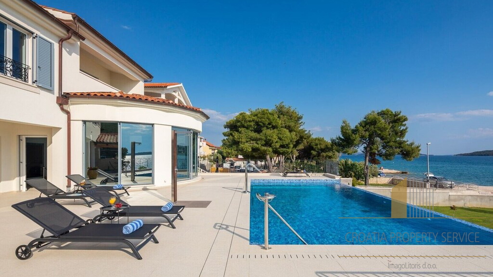 Luxusvilla von 1000m2, erste Reihe am Meer in Šibenik!