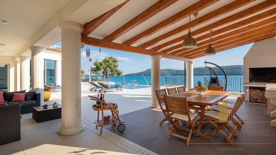 Luxusvilla von 1000m2, erste Reihe am Meer in Šibenik!