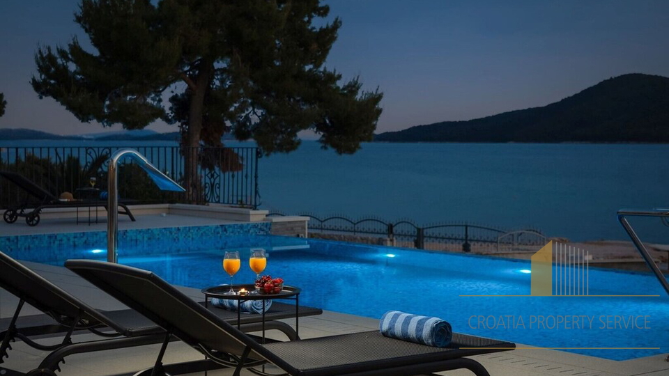 Luxusvilla von 1000m2, erste Reihe am Meer in Šibenik!