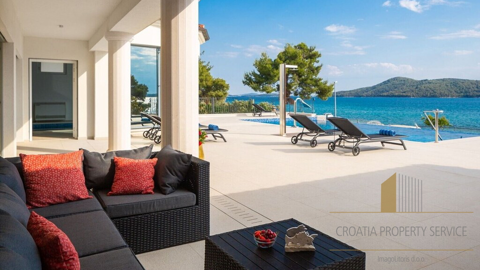 Luxusvilla von 1000m2, erste Reihe am Meer in Šibenik!