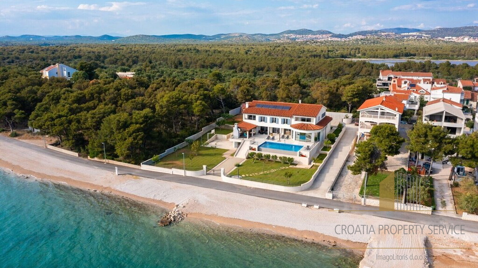 Villa di lusso di 1000m2 in prima fila sul mare a Sebenico!