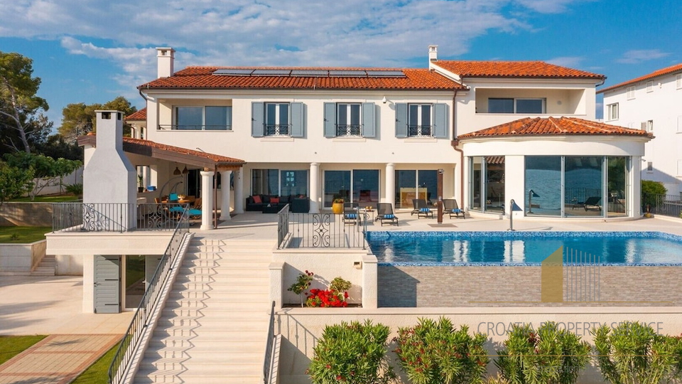 Luxusvilla von 1000m2, erste Reihe am Meer in Šibenik!