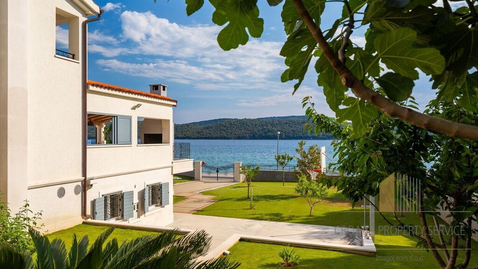 Luxusvilla von 1000m2, erste Reihe am Meer in Šibenik!