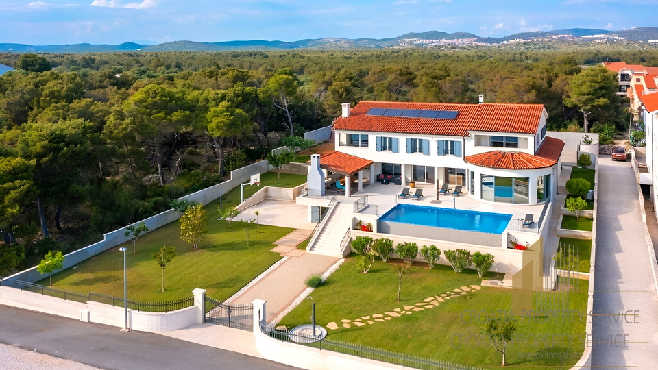 Luxusvilla von 1000m2, erste Reihe am Meer in Šibenik!