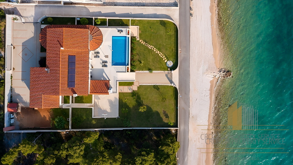 Luxusvilla von 1000m2, erste Reihe am Meer in Šibenik!