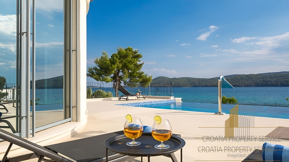 Luxusvilla von 1000m2, erste Reihe am Meer in Šibenik!