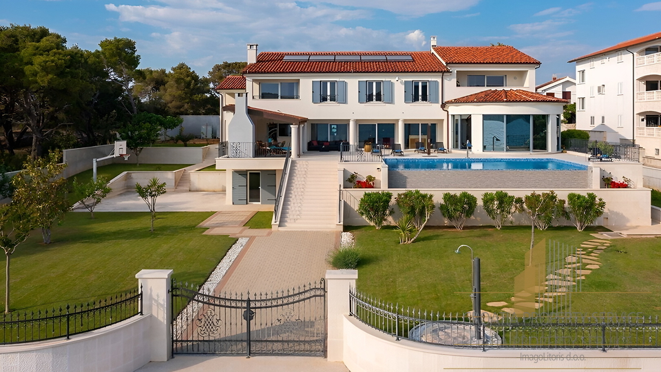 Luxusvilla von 1000m2, erste Reihe am Meer in Šibenik!