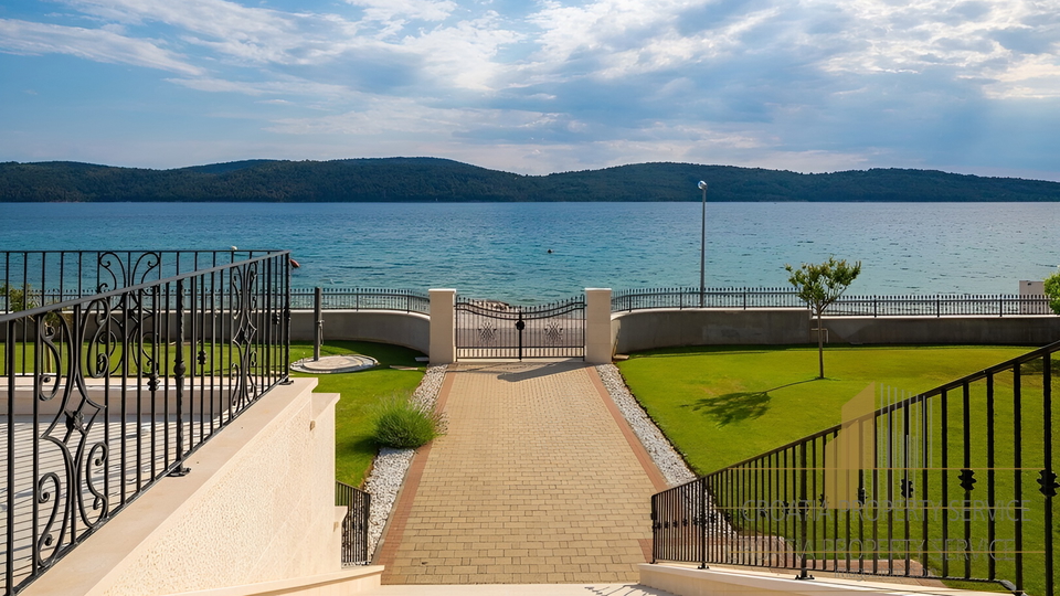 Villa di lusso di 1000m2 in prima fila sul mare a Sebenico!