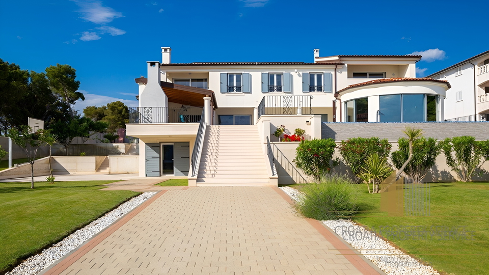 Villa di lusso di 1000m2 in prima fila sul mare a Sebenico!