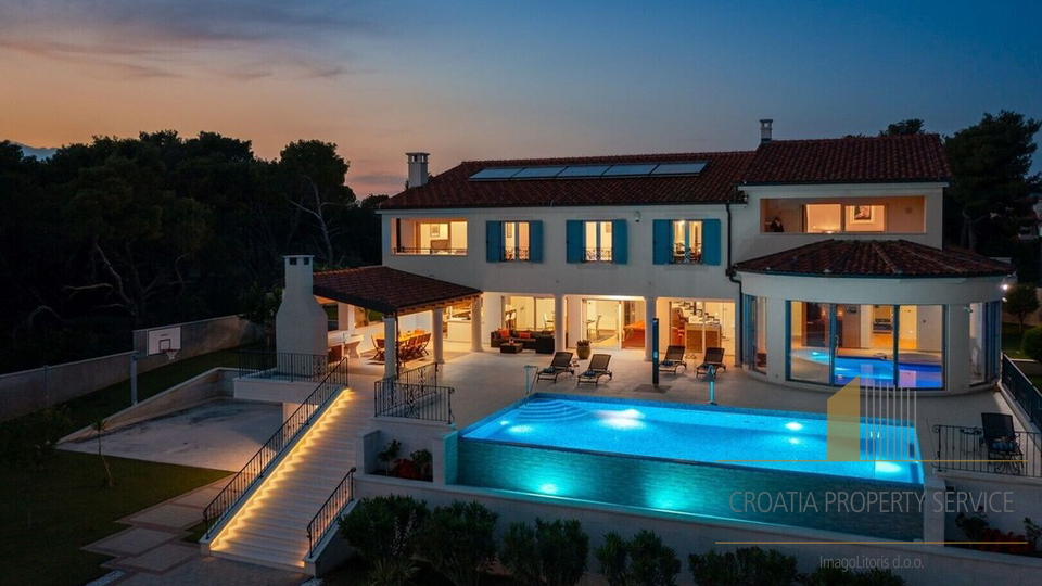 Luxury villa of 1000m2, first row by the sea in Šibenik!