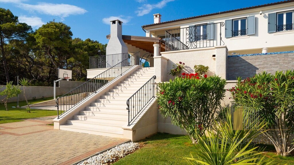 Luxury villa of 1000m2, first row by the sea in Šibenik!