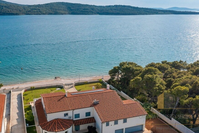 Luksuzna vila od 1000m2  prvi red uz more u Šibeniku!