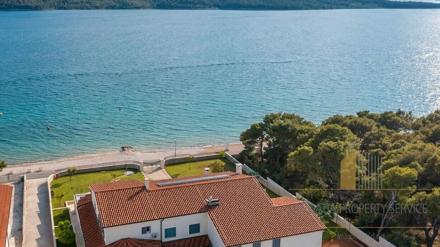 Luxusvilla von 1000m2, erste Reihe am Meer in Šibenik!