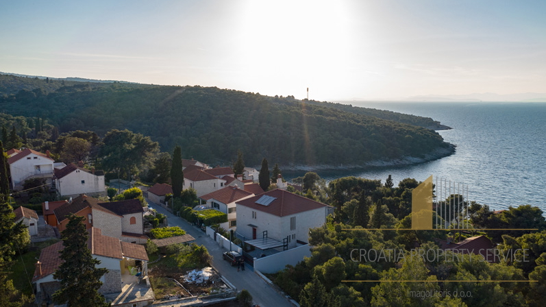 Moderna kamnita vila s pogledom na morje v Postirah na otoku Braču!