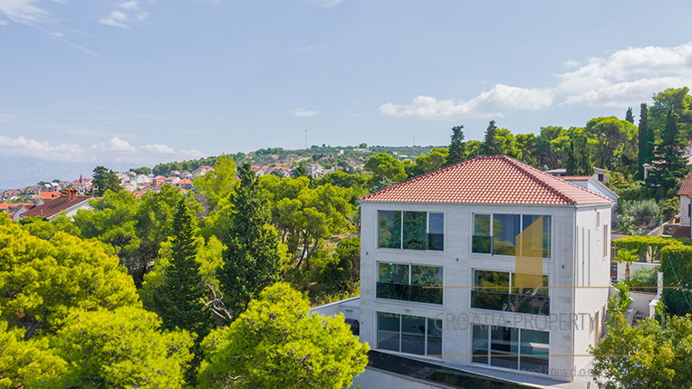 Moderna kamnita vila s pogledom na morje v Postirah na otoku Braču!