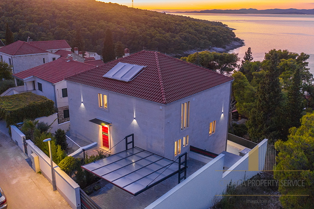 Elegante villa in pietra con vista sul mare a Postira, sull'isola di Brač!