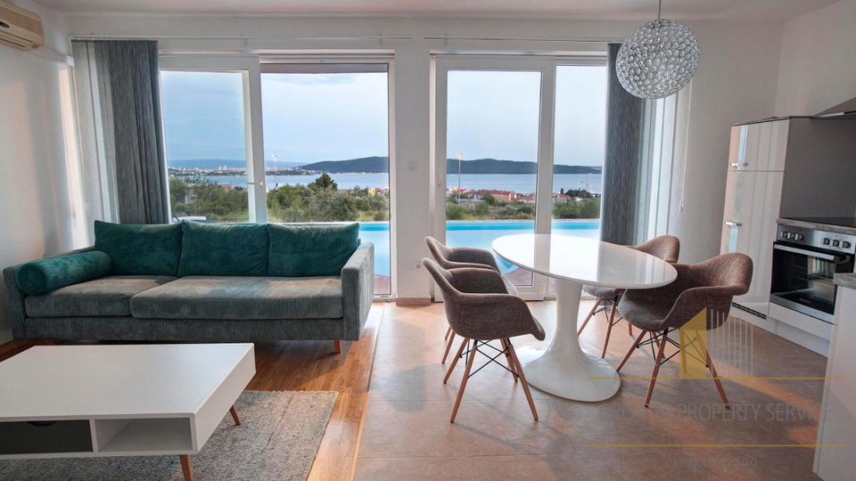 Vila s bazenom s panoramskim pogledom na more u  Kaštel Sućurcu!