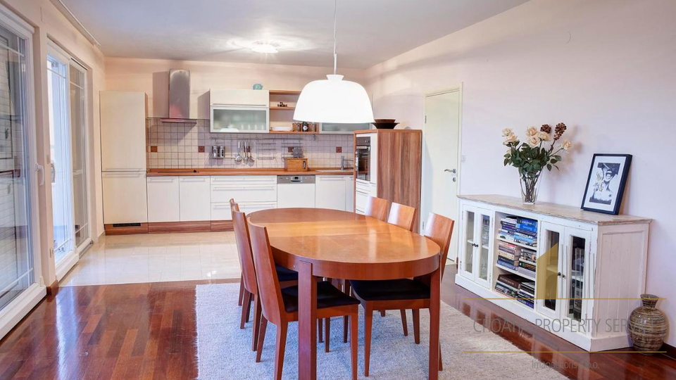 Vila s bazenom s panoramskim pogledom na more u  Kaštel Sućurcu!