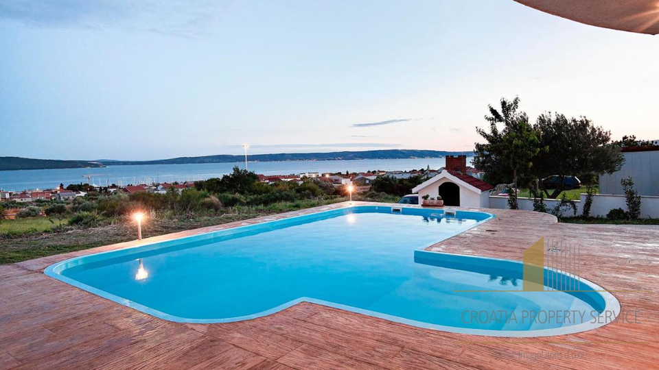 Vila s bazenom s panoramskim pogledom na more u  Kaštel Sućurcu!