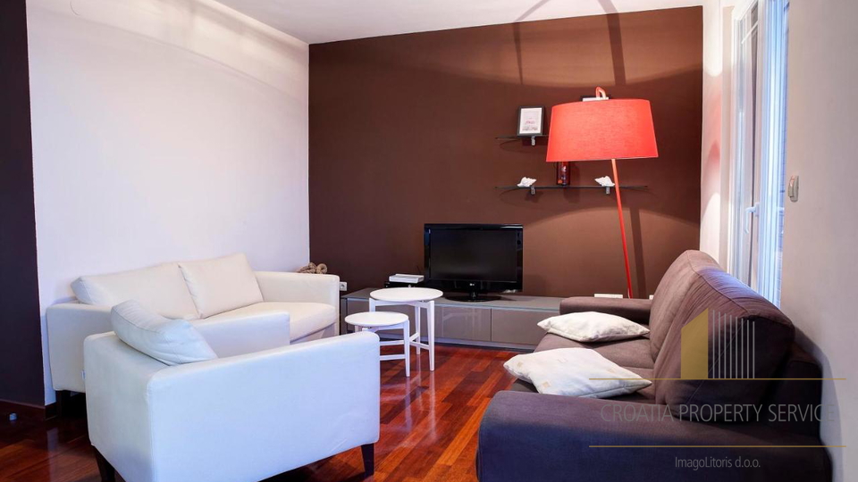 Vila s bazenom s panoramskim pogledom na more u  Kaštel Sućurcu!