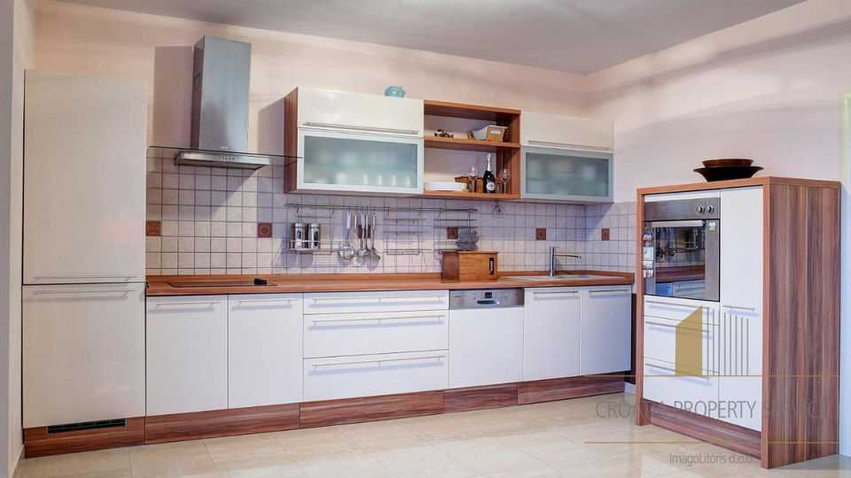 Vila s bazenom s panoramskim pogledom na more u  Kaštel Sućurcu!