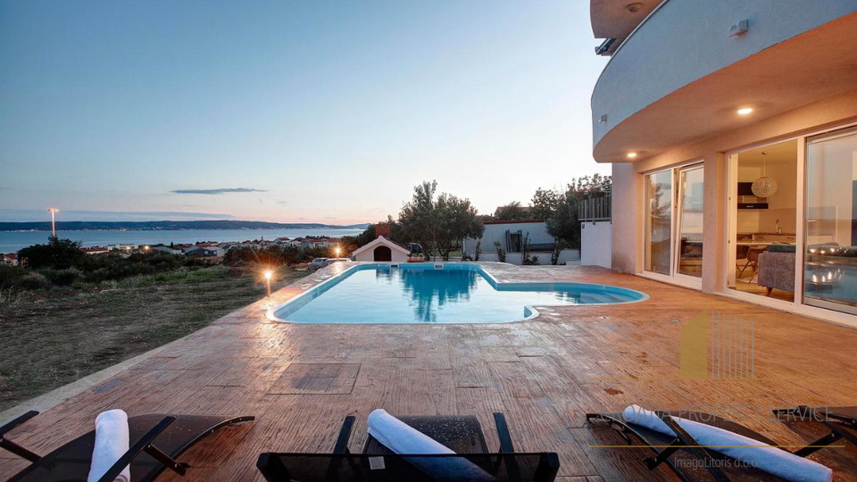 Vila s bazenom s panoramskim pogledom na more u  Kaštel Sućurcu!
