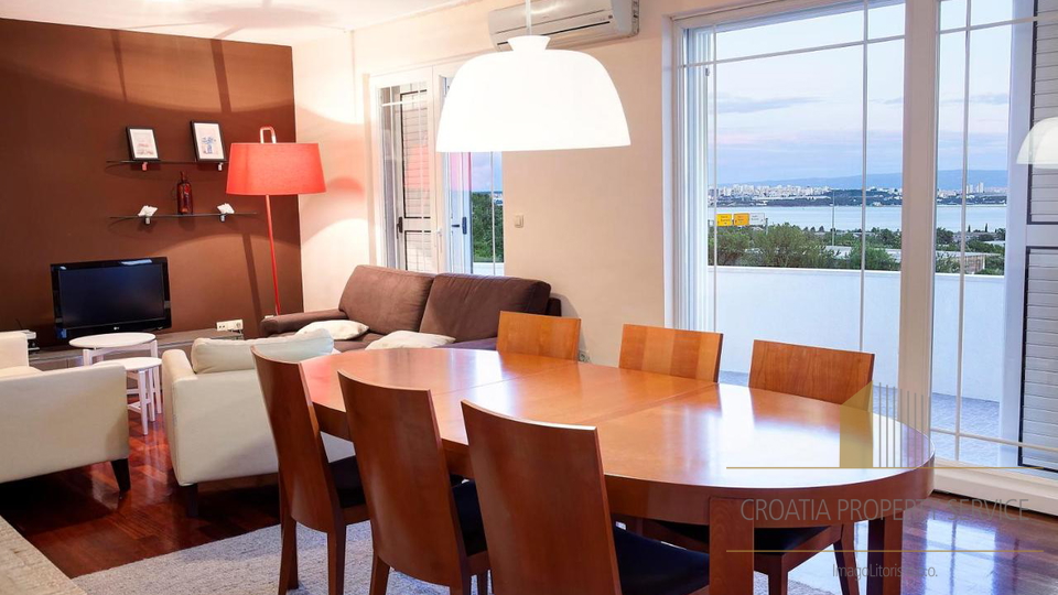 Vila s bazenom s panoramskim pogledom na more u  Kaštel Sućurcu!