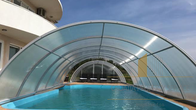 Vila s bazenom s panoramskim pogledom na more u  Kaštel Sućurcu!