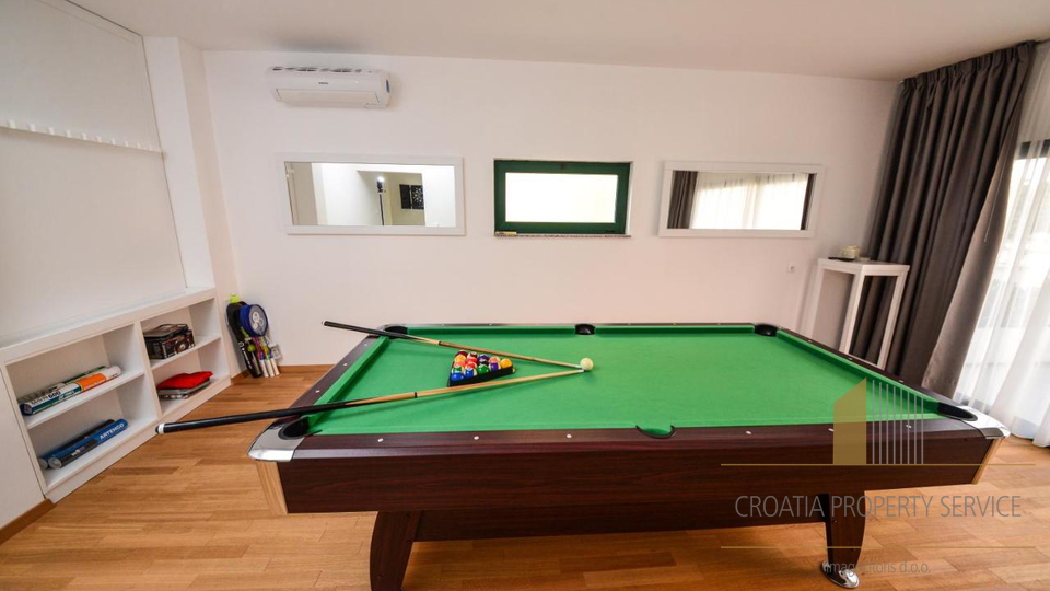 Luxury villa with a swimming pool and sea view, 2nd row to the beach, island of Vir!