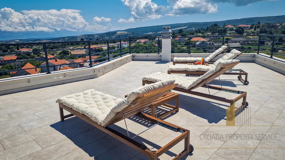 Elegantna vila s bazenom i predivnim pogledom na more na otoku Braču!