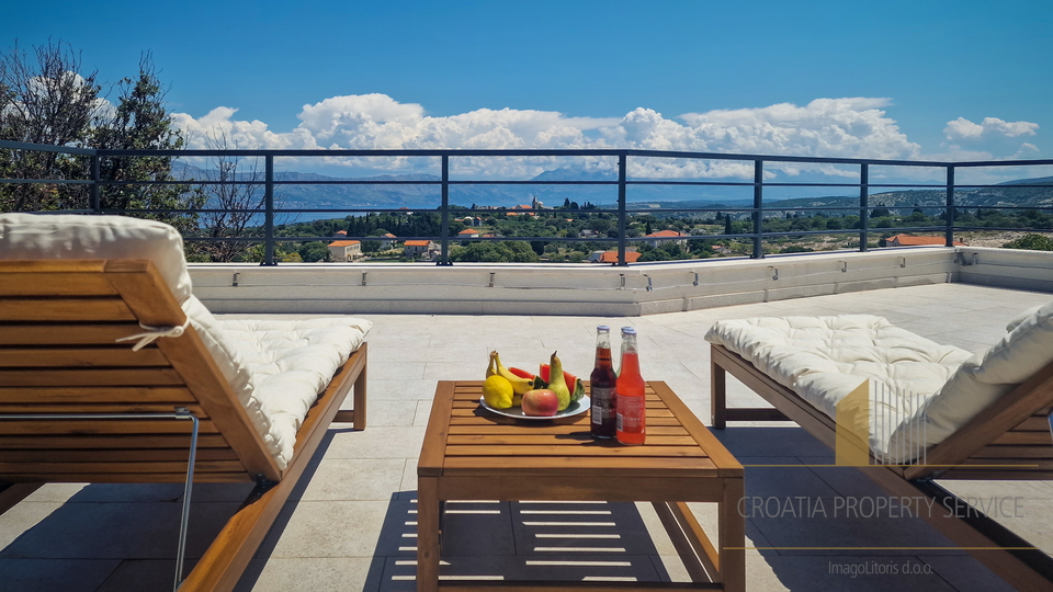 Elegantna vila s bazenom i predivnim pogledom na more na otoku Braču!
