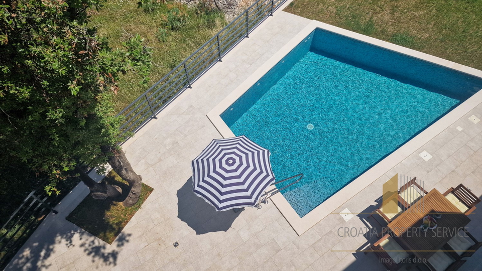 Elegantna vila s bazenom i predivnim pogledom na more na otoku Braču!