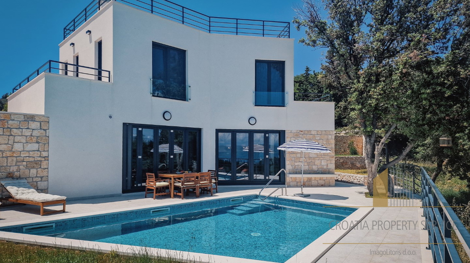 Elegantna vila s bazenom i predivnim pogledom na more na otoku Braču!
