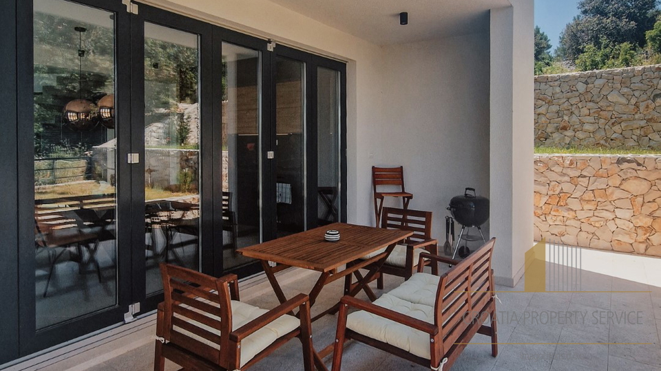Elegantna vila s bazenom i predivnim pogledom na more na otoku Braču!