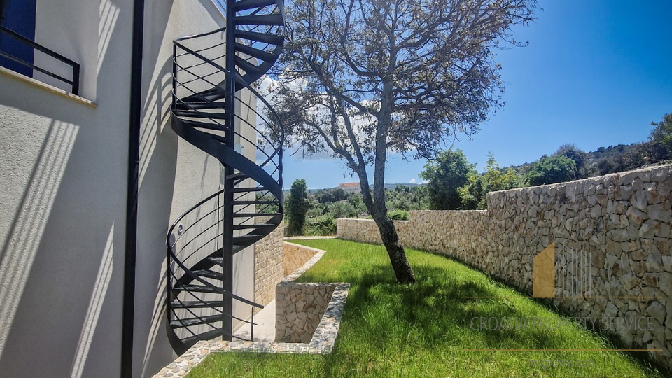 Elegantna vila s bazenom i predivnim pogledom na more na otoku Braču!