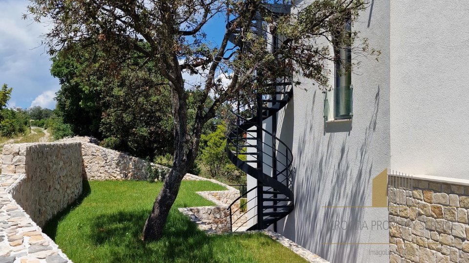 Elegantna vila s bazenom i predivnim pogledom na more na otoku Braču!