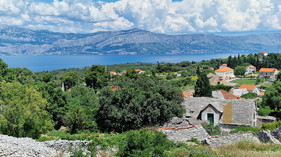Elegantna vila s bazenom i predivnim pogledom na more na otoku Braču!