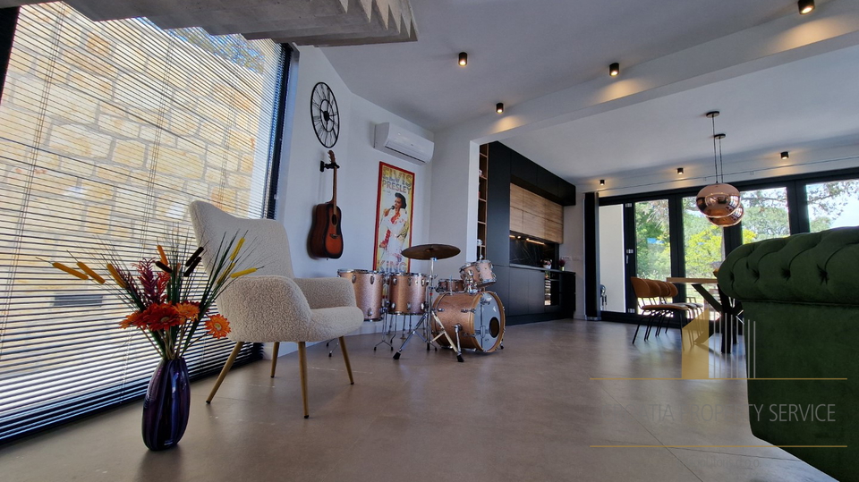 Elegantna vila s bazenom i predivnim pogledom na more na otoku Braču!