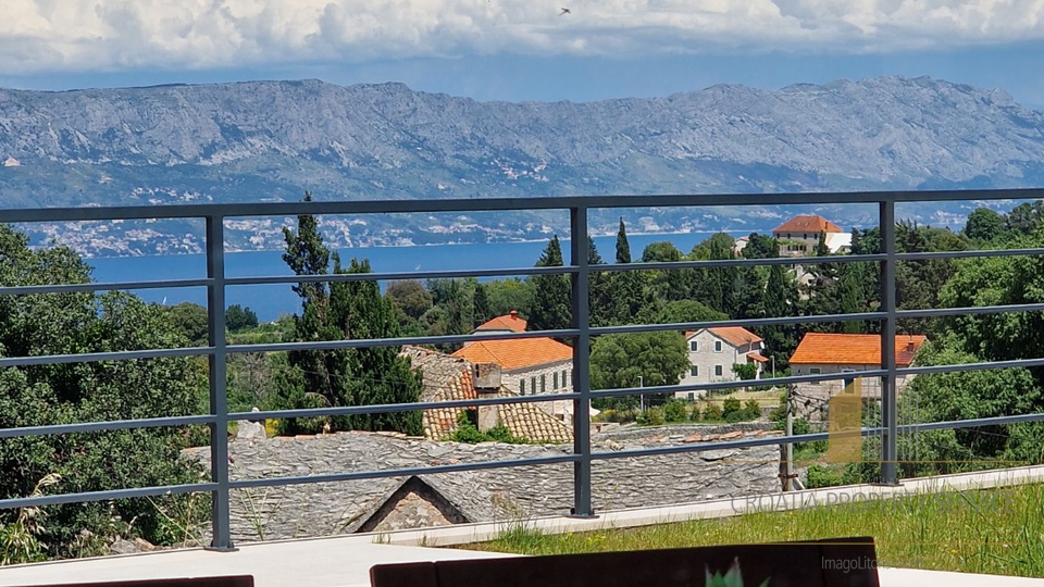 Elegantna vila s bazenom i predivnim pogledom na more na otoku Braču!