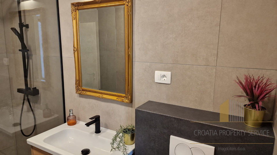 Elegantna vila s bazenom i predivnim pogledom na more na otoku Braču!