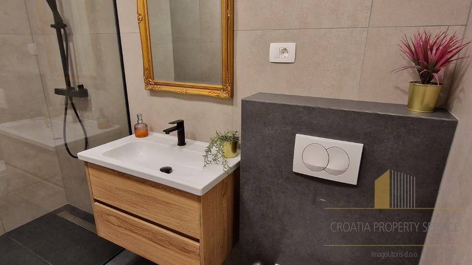 Elegantna vila s bazenom i predivnim pogledom na more na otoku Braču!