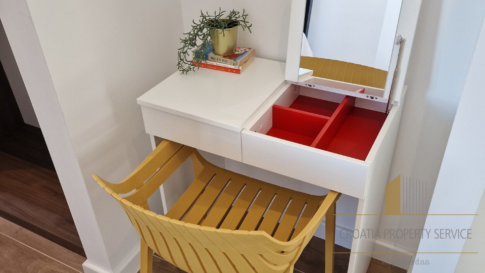 Elegantna vila s bazenom i predivnim pogledom na more na otoku Braču!