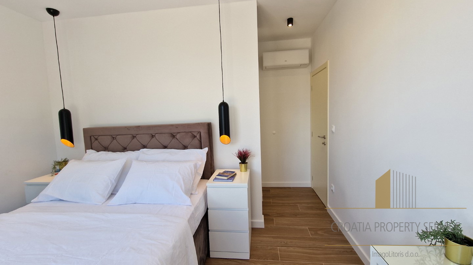 Elegantna vila s bazenom i predivnim pogledom na more na otoku Braču!