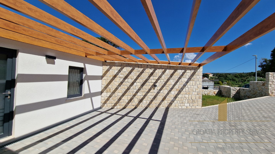 Elegantna vila s bazenom i predivnim pogledom na more na otoku Braču!