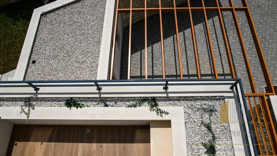 Elegantna vila s bazenom i predivnim pogledom na more na otoku Braču!